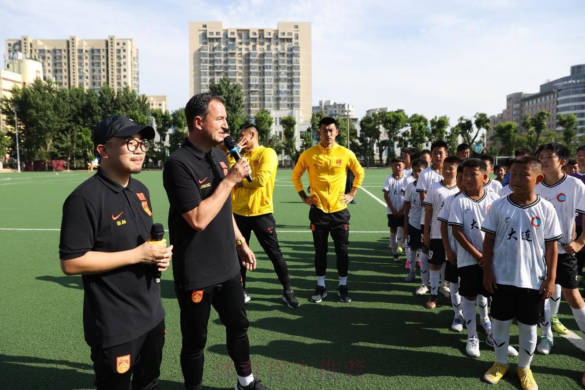 “中国之队进校园公益活动”：国脚“回家”，大连东北路小学沸腾了